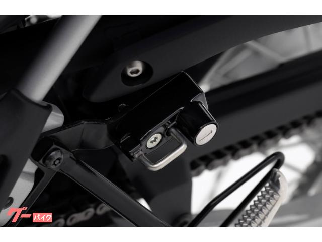 ヘルメットホルダーバイクを降りての買物や街歩きなど、市街地や旅先でのシーンに配慮。