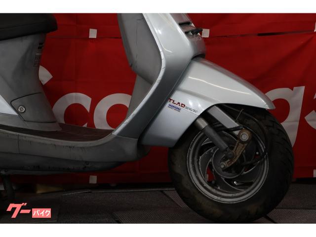 あっと驚く旧車スクーターまで！７０台が並ぶショールームです。