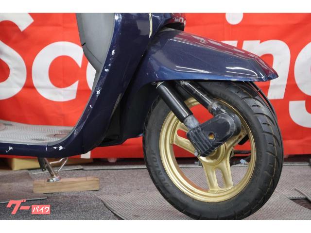 あっと驚く旧車スクーターまで!70台が並ぶショールームです。 あっと驚く旧車スクーターまで!70台が並ぶショールームです。
