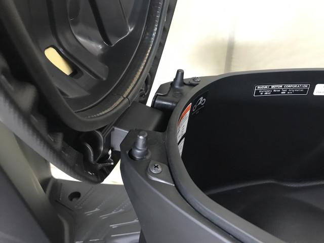 *荷物が多くヘルメットがシート下に入らない場合はヘルメットフックにヒモを掛けられます *荷物が多くヘルメットがシート下に入らない場合はヘルメットフックにヒモを掛けられます