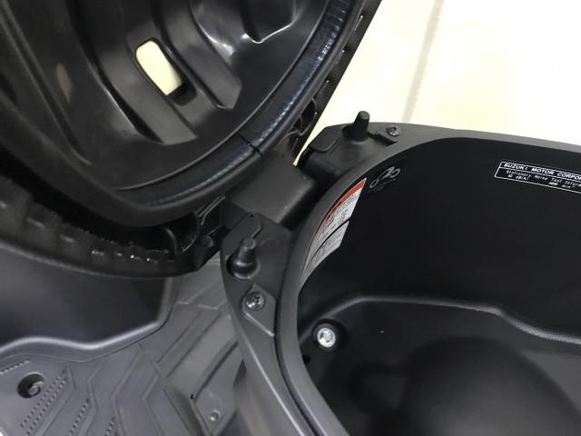 *荷物が多くヘルメットがシート下に入らない場合はヘルメットフックにヒモを掛けられます *荷物が多くヘルメットがシート下に入らない場合はヘルメットフックにヒモを掛けられます