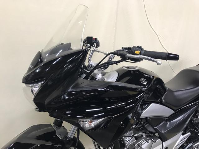 *カウル&スクリーンの防風効果で長距離ツーリングなどの疲れを軽減します *カウル&スクリーンの防風効果で長距離ツーリングなどの疲れを軽減します