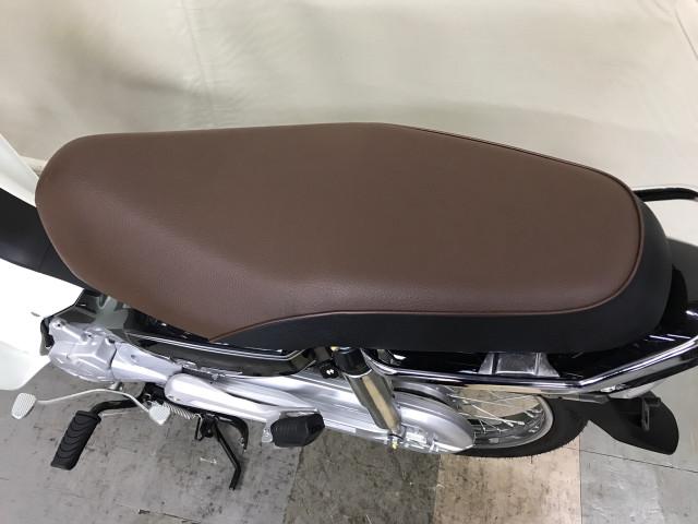 *ロングシート&タンデムステップ標準装備で二人乗りも可能 *ロングシート&タンデムステップ標準装備で二人乗りも可能