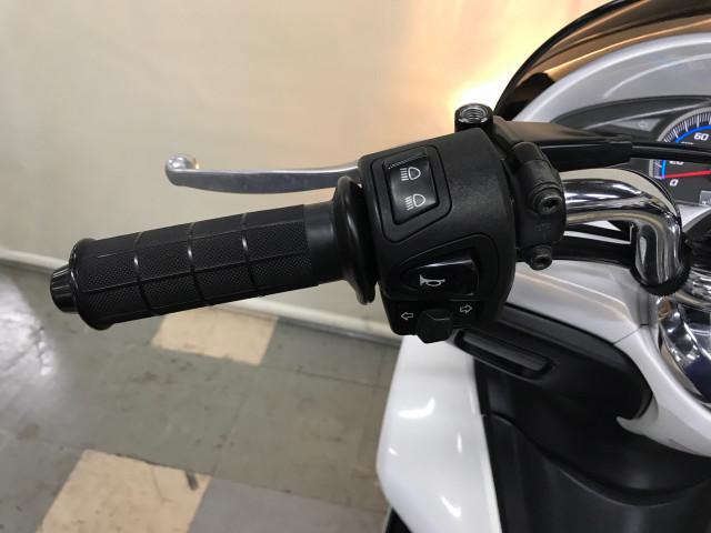 *集中ロックでシート、給油口がワンプッシュで開けられ盗難防止シャッター付 *集中ロックでシート、給油口がワンプッシュで開けられ盗難防止シャッター付