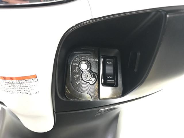 *集中ロックでシート、給油口がワンプッシュで開けられ盗難防止シャッター付 *集中ロックでシート、給油口がワンプッシュで開けられ盗難防止シャッター付