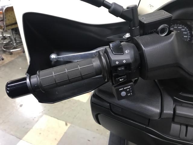 *グリップヒーター付(冬場などハンドルの握る部分を温かく出来ます) *グリップヒーター付(冬場などハンドルの握る部分を温かく出来ます)