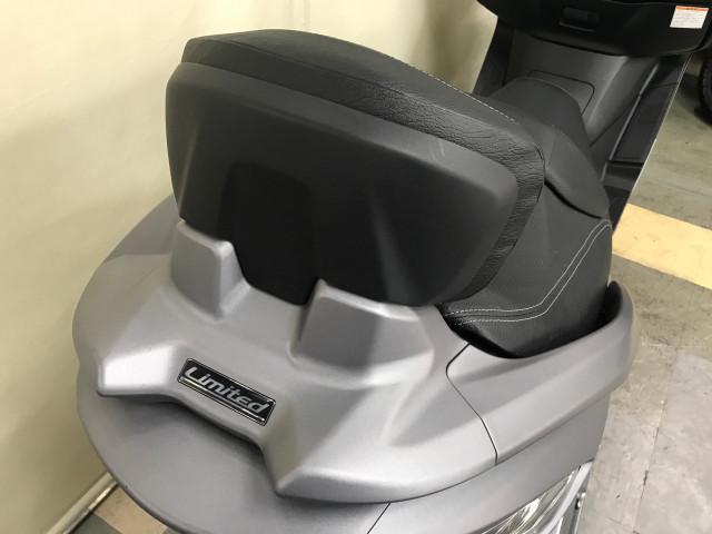 *バックレスト付で二人乗りも楽々 *バックレスト付で二人乗りも楽々