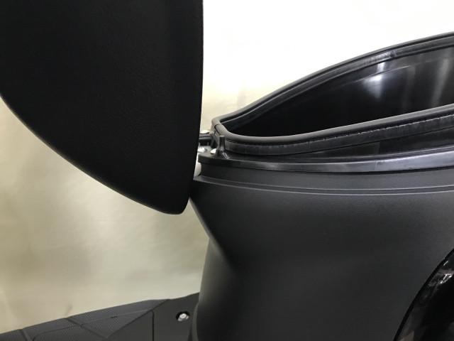 *荷物が多くヘルメットがシート下に入らない場合はヘルメットフックにヒモを掛けられます *荷物が多くヘルメットがシート下に入らない場合はヘルメットフックにヒモを掛けられます