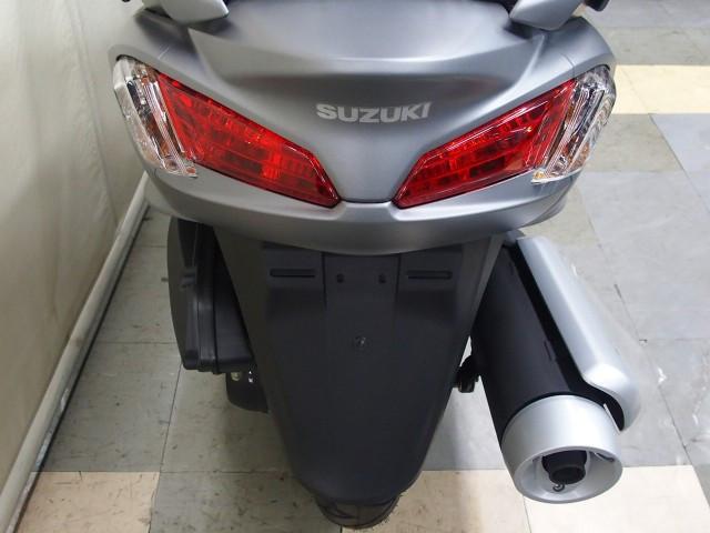 *後方車も認識しやすいデュアルマルチリフレクターテールライト *後方車も認識しやすいデュアルマルチリフレクターテールライト