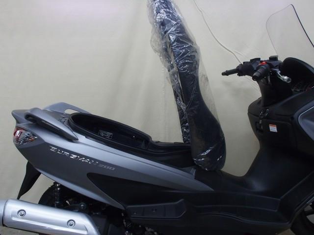 *スプリングの力でシートを保持するので荷物の出し入れにも便利です *スプリングの力でシートを保持するので荷物の出し入れにも便利です
