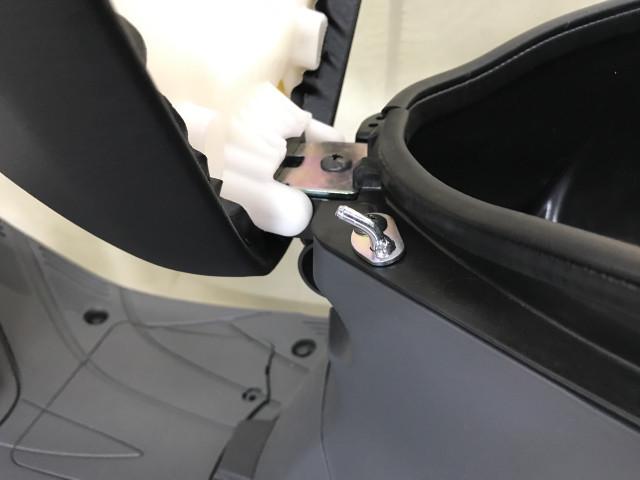 *荷物が多くヘルメットがシート下に入らない場合はヘルメットフックにヒモを掛けられます *荷物が多くヘルメットがシート下に入らない場合はヘルメットフックにヒモを掛けられます