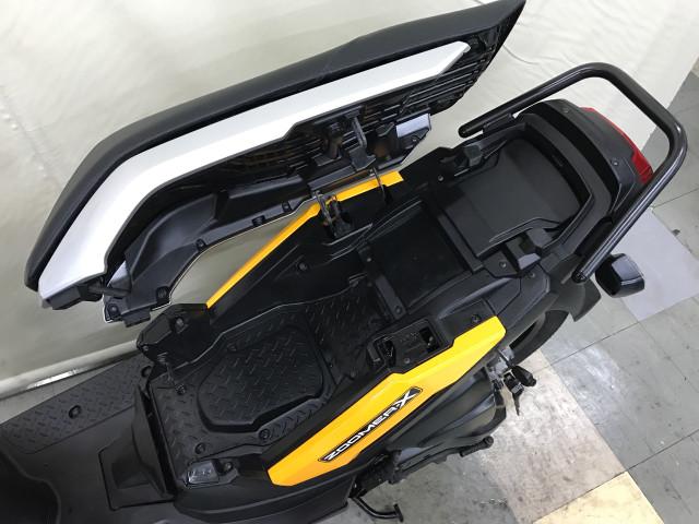 *シートは横に開きます *シートは横に開きます