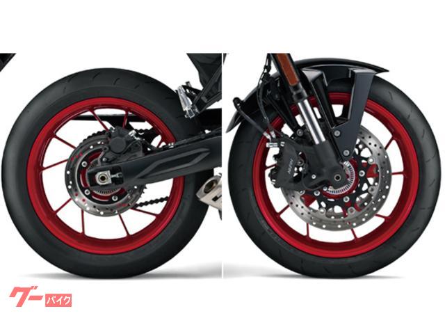 フロント１２０／７０ＺＲ１７、リヤ１８０／５５ＺＲ１７のダンロップ製ラジアルタイヤを採用