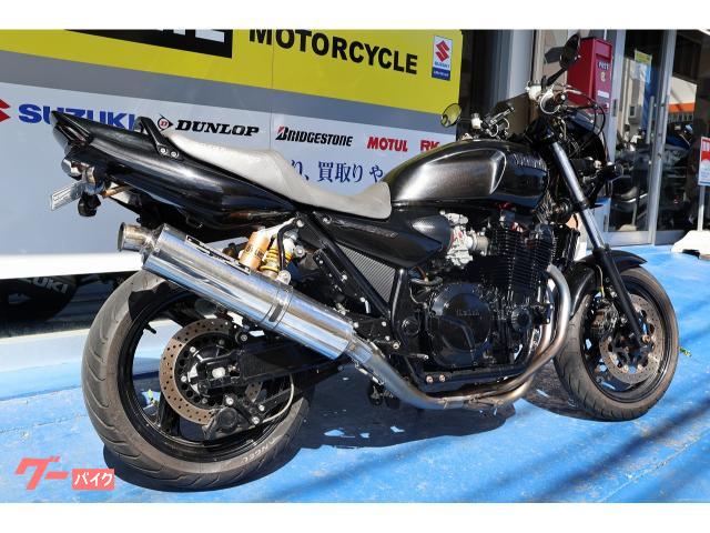 ビキニカウル、ギルドデザインのバックステップ、社外スロットル。 ビキニカウル、ギルドデザインのバックステップ、社外スロットル。
