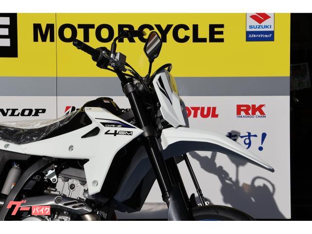 スリッパークラッチやグラベルモードとモタードらしい装備も豪華! スリッパークラッチやグラベルモードとモタードらしい装備も豪華!