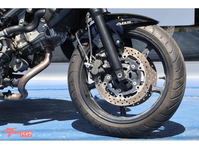 当店はスズキ現行車を中心に各メーカー新車、中古車を常時６０台ラインナップ。