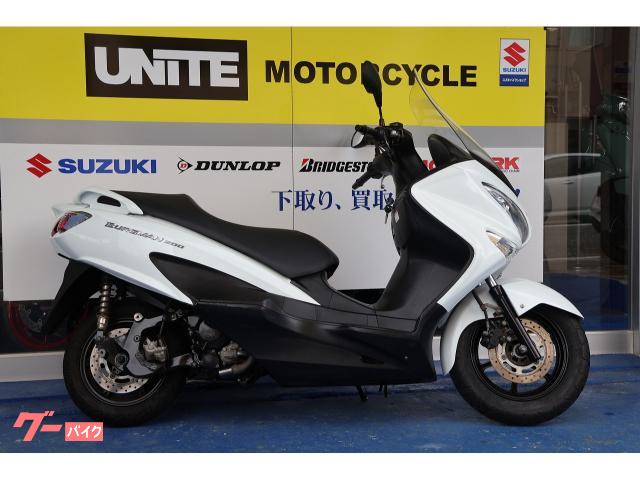 タンデムも長距離も楽な200ccと大きめの車格。 タンデムも長距離も楽な200ccと大きめの車格。