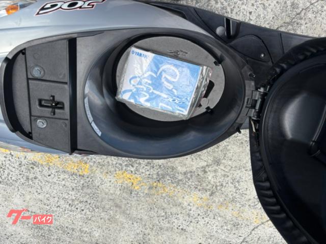 シート下収納スペース