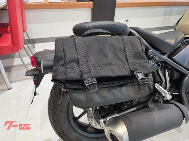 サイドバッグ（右のみ）付き。