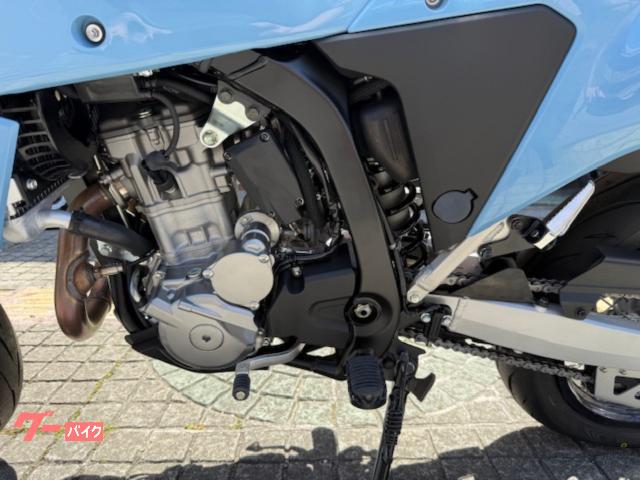 左側の黒の三角部に車載工具が収納されています