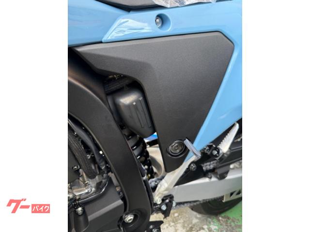 黒のゴムキャップをめくるとカギ穴があり、解錠すると車載工具があります