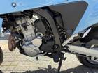 左側の黒の三角部に車載工具が収納されています