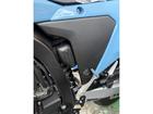 黒のゴムキャップをめくるとカギ穴があり、解錠すると車載工具があります