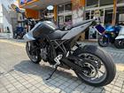 シート高８１０ｍｍは排気量８００ｃｃ前後クラスでは脚付きは良い