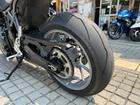トラクションコントロールシステムで路面状況やライダーの経験値等に合わせて３モードから選択可能