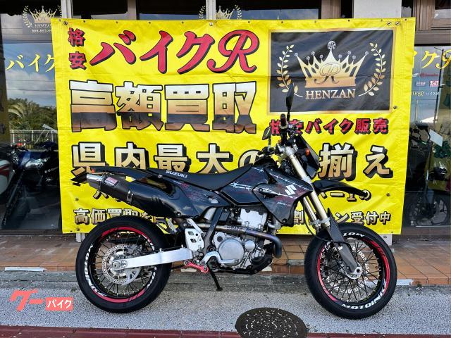 スズキ ＤＲ−Ｚ４００ＳＭ　ヨシフラフルエキマフラー　社外タコメーター　車高調　社外レバー　社外シート　ジュラルミンスライダー　ＵＳＢ電源