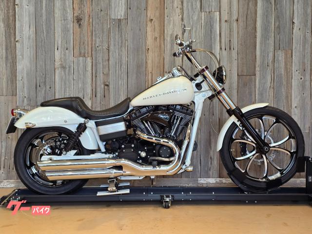 ＨＡＲＬＥＹ−ＤＡＶＩＤＳＯＮ　ＦＸＤＦ　ファットボブ　ホワイトフレーム　パフォーマンスマシンＡＷ　ブレーキ