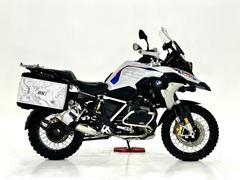 ＢＭＷ　Ｒ１２５０ＧＳ　ラリー　１１７６４７００２４　純正パニアケース付＋ＧＩＶＩのトップケースステー付