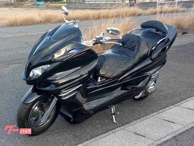 ブラックカラーカスタム‼︎ 【YAMAHA マジェスティ】カチアゲマフラー付き‼︎ シンプルラグジュアリーにまとめ迫力の2本出しマフラーを装着する