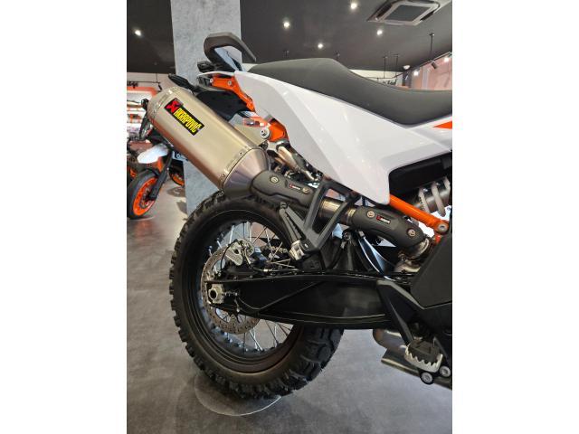 KTM 890アドベンチャーR アクラポビッチカーボンマフラー装着