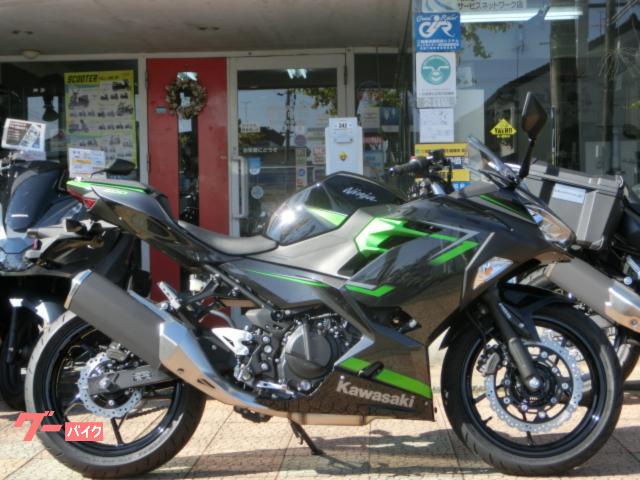 バイクkawasaki  ninja400  8BL-EX400L ガソリンタンク　白