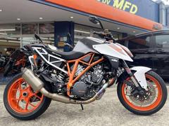 ＫＴＭ　１２９０スーパーデュークＲ　ＥＴＣ，フェンダーレス仕様、ラジエーターガード、バックステップ、アクラポヴィッチエキゾーストマフラー