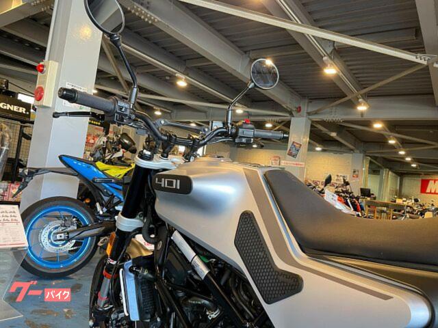 ヴィヴィ HUSQVARNA ヴィットピレン401 バーハンドル仕様｜モト