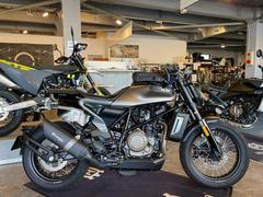 ＨＵＳＱＶＡＲＮＡ　スヴァルトピレン７０１　限定カラー　バーエンドミラー／タンクバック／グリップヒーター装着