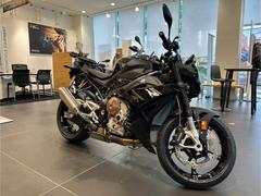 ＢＭＷ　Ｓ１０００Ｒ　新車　グリップヒーター　ＥＴＣ　フルＬＥＤ　クイックシフター　クルコン　トラコン　電スロ　大型液晶モニター　ブレンボ