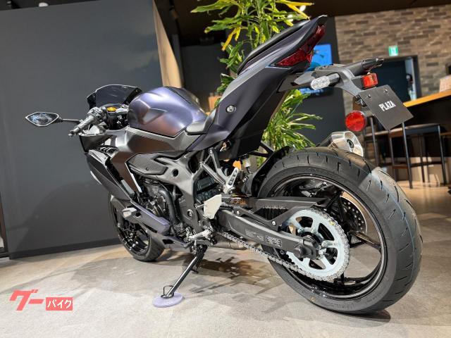 ノーブランド　良革　良型　ブラック・グレー カワサキ Ninja ZX－25R SE 2025年モデル｜カワサキ