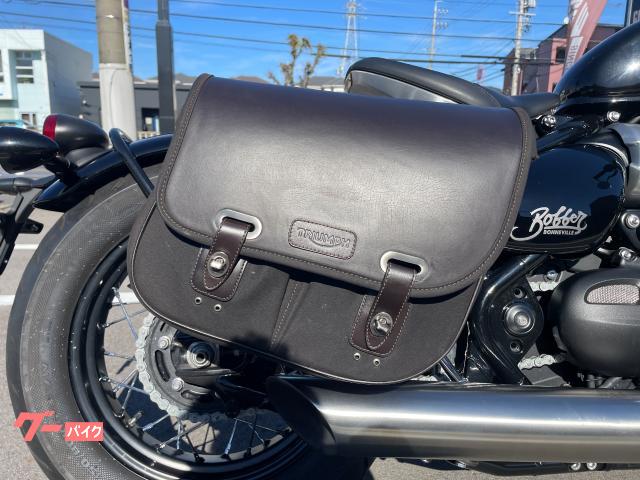 TRIUMPH ボンネビル ボバー 純正OPサドルバッグ エンジン