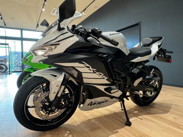 タイムセール 半額 Ninja カワサキ ZX－4R 2025年モデル SE その他