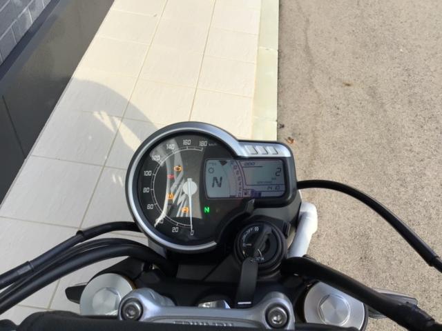 スクランブラー400X 登録済未使用車