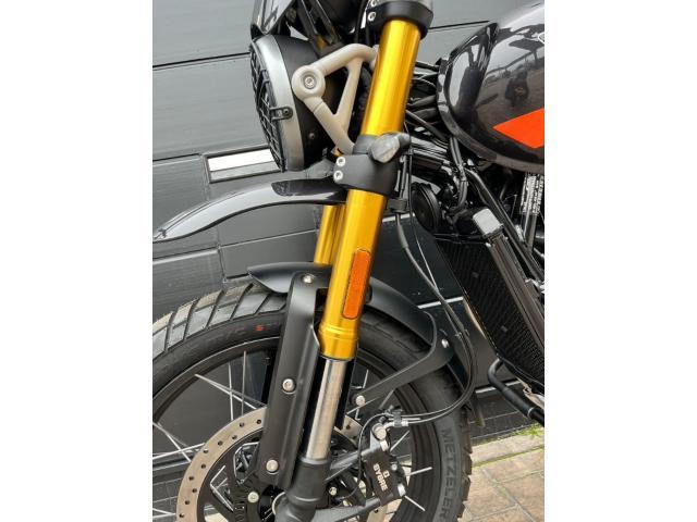 スクランブラー400XC