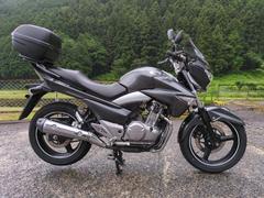 スズキ　ＧＳＲ２５０　エンジンガード　ＧＩＶＩテールＢＯＸ　グリップヒーター　ＵＳＢ電源付き