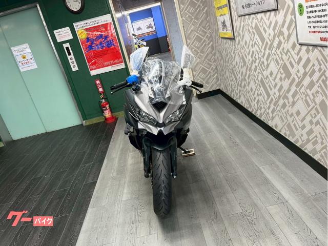 身長153cmのライダーから見た、カワサキ「Ninja ZX-25R」の足