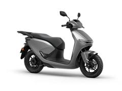 ホンダ　ＣＵＶ　ｅ：　電動スクーター　ＥＶ　原付二種　７．０インチＴＦＴフルカラー液晶メーター　プレミアムシルバーメタリック