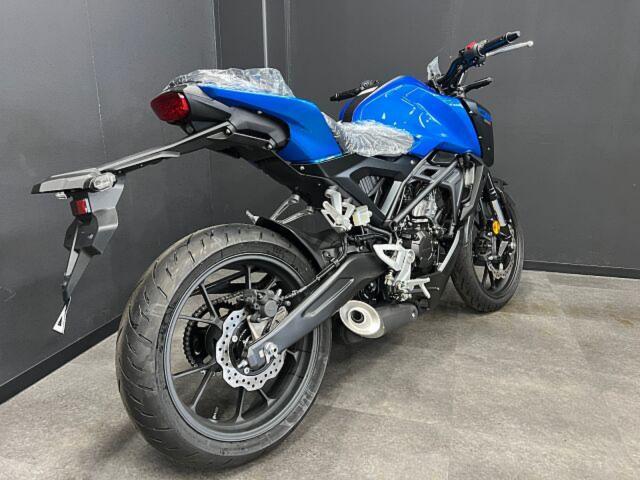 ホンダ CB125R 新型 DOHC単気筒エンジン 5インチフルカラー