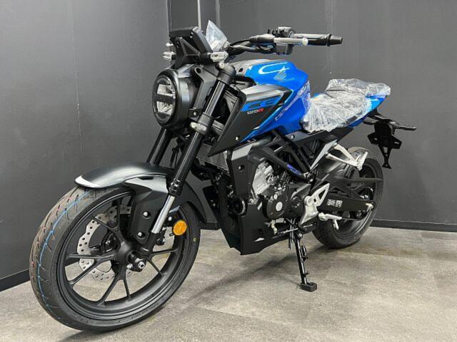 ホンダ CB125R 新型 DOHC単気筒エンジン 5インチフルカラー