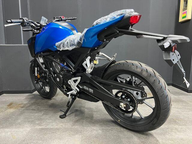 ホンダ CB125R 新型 DOHC単気筒エンジン 5インチ